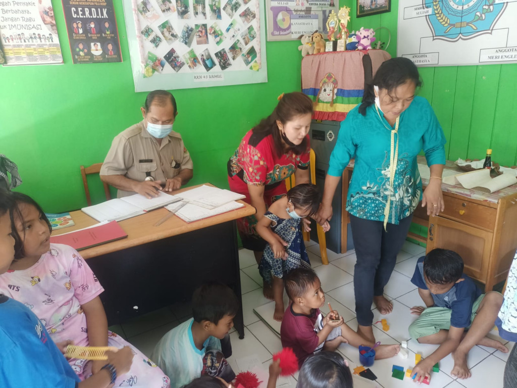 Kunjungan dan Monitoring Lurah beserta satf Kelurahan Mangkupalas pada Kegiatan Posyandu Cumi-Cumi