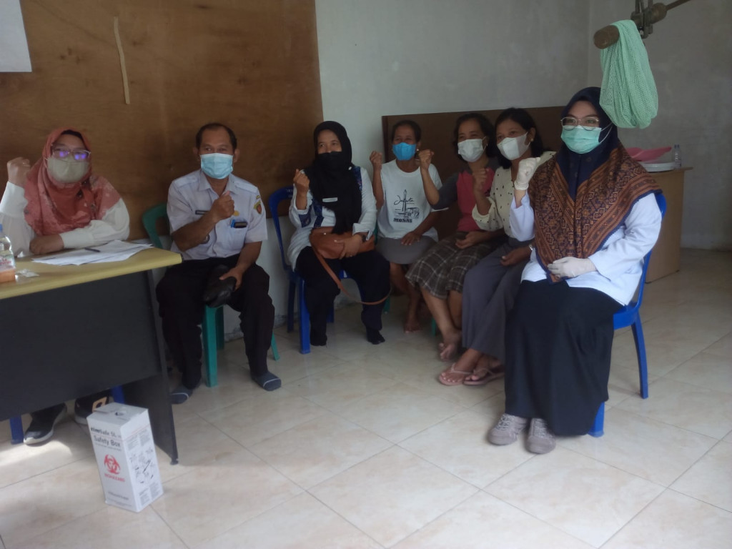 Kunjungan dan Monitoring Lurah, Sekretaris dan Staf Kelurahan Mangkupalas di Posyandu Tuna B