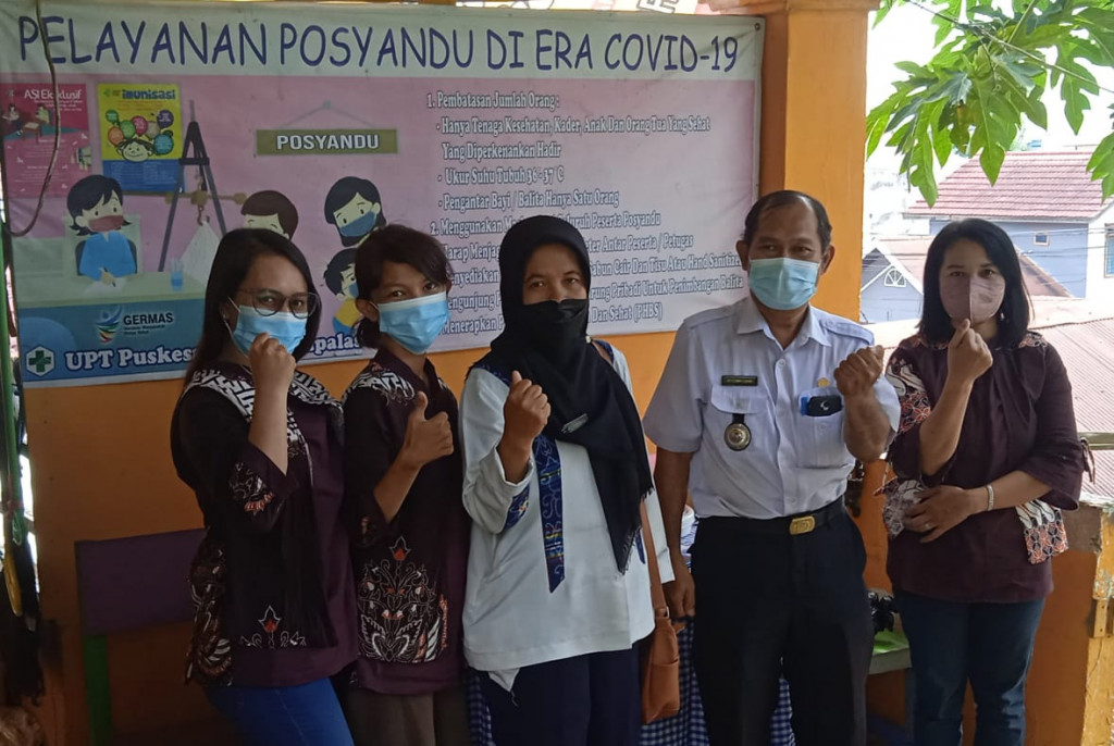 Kunjungan dan Monitoring Lurah,Sekretaris dan Staf Kelurahan Mangkupalas di Posyandu Cakalang