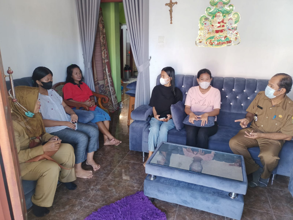 Kunjungan Lurah dan Staf Kelurahan Mangkupalas dalam rangka persiapan peresmian dan pembukaan kegiatan Posyandu Remaja