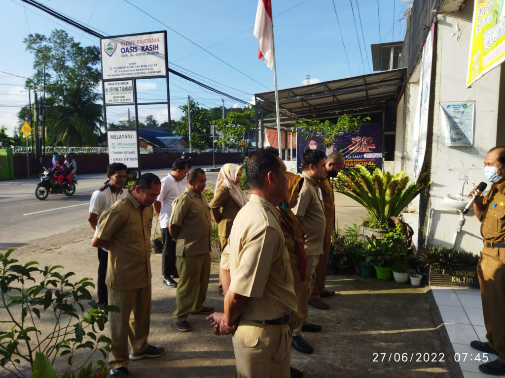 Para Pegawai Kelurahan Mangkupalas melaksanakan Apel Pagi Senin,27 Juni 2022