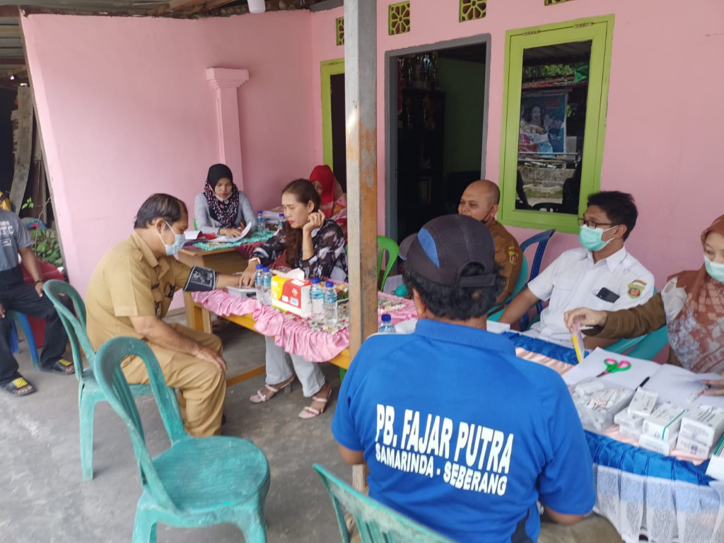 Kunjungan dan Monitoring Lurah beserta Staf Kelurahan Mangkupalas pada Posyandu Lansia Mangkuliat di lingkungan RT.14
