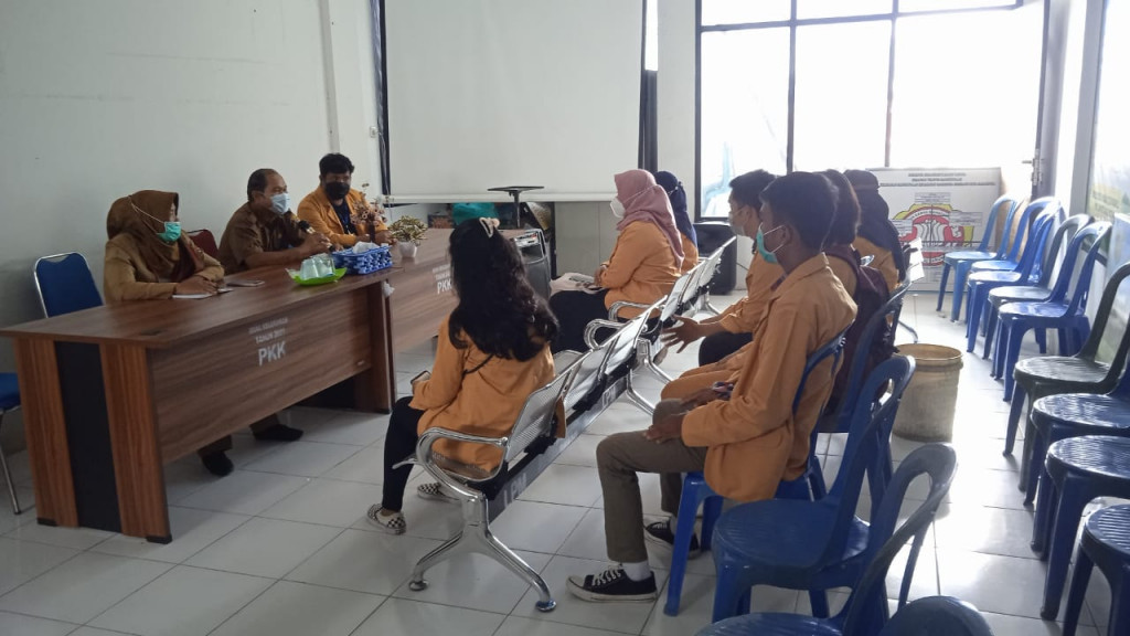Pertemuan Lurah, Sekretaris dan Ketua LPM dengan Mahasiswa KKN UNMUL 49 kel.08 di Kelurahan Mangkupalas