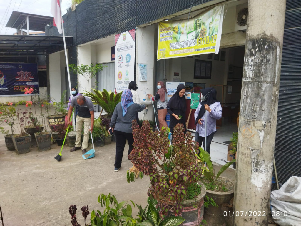 Kerja Bakti di Halaman Kantor Kelurahan Mangkupalas