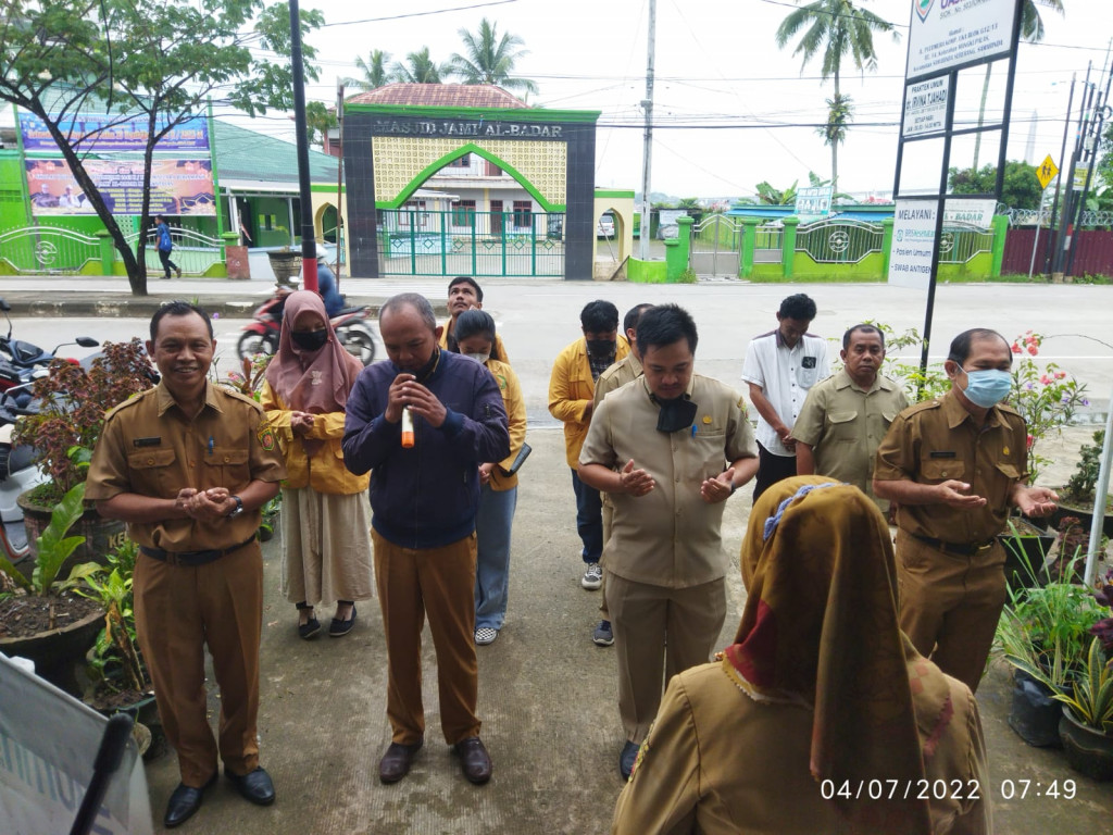 Apel Pagi Senin 4 Juli 2022 bersama Sekretaris, Para Kasi, Para Staf Kelurahan Beserta Mahasiswa KKN Reguler UNMUL