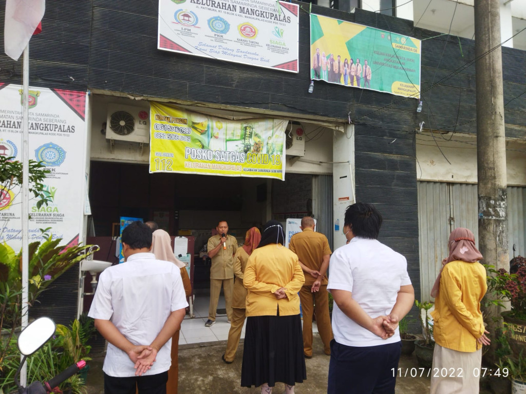 Kegiatan Apel Pagi Senin, 11 Juli 2022 di halaman Kantor Kelurahan Mangkupalas