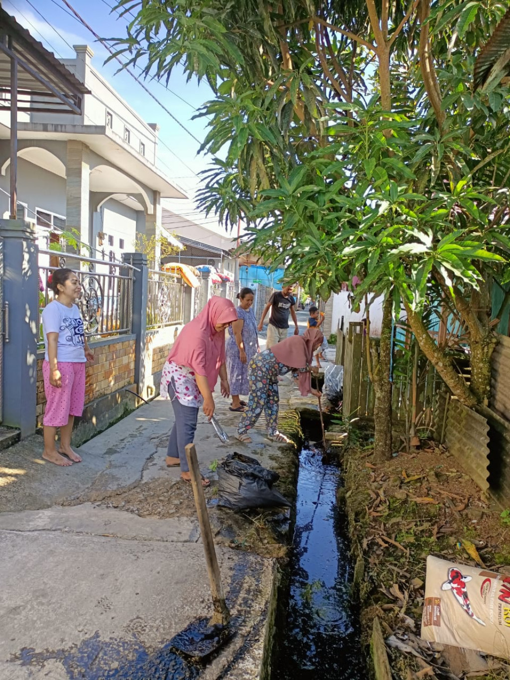 Kerja Bakti di lingkunga RT.11 Kelurahan Mangkupalas