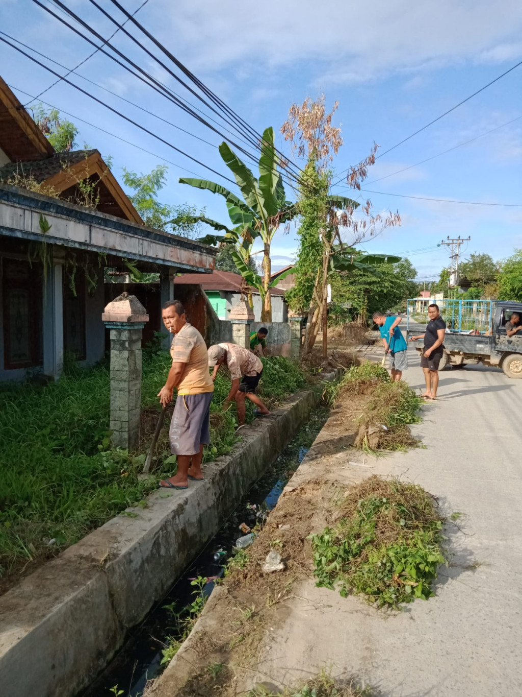 Kerja Bakti di lingkungan RT.08 Kelurahan Mangkupalas