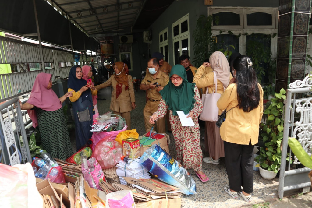 Kunjungan dan Monitoring Lurah beserta Staf Kelurahan di bank Sampah Bernilai RT.04