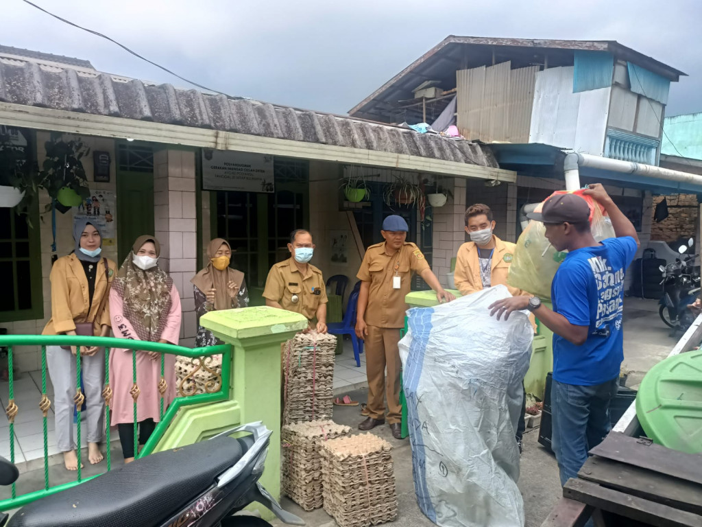 Kunjungan dan Monitoring Lurah, Kasi EkobangLH dan Staf Kelurahan pada kegiatan Bank Sampah RT.06
