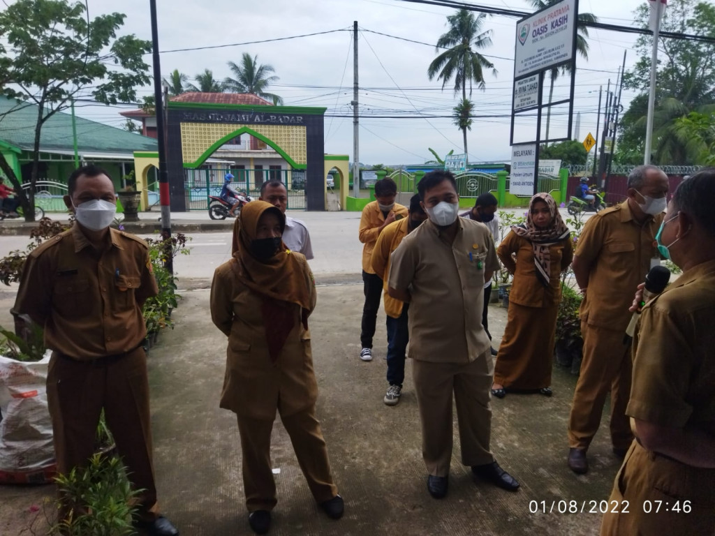 Kegiatan Apel Pagi Senin tanggal 1 Agustus 2022 di halaman kantor Kelurahjan Mangkupalas