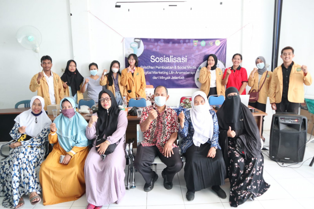 Sosialisasi Pelatihan Pembuatan  Lilin Aromaterapi dari Minyak Jelantah dan Social Media Digital Marketing dari Mahasiswa KKN Reguler UNMUL Tahun 2022