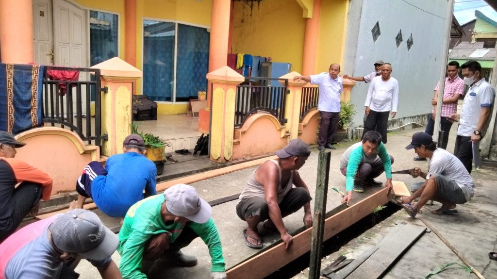 Peninjauan Tim Inspektorat Kota Samarinda Turun ke Lokasi Kegiatan Sarana dan Prasana Fisik Program Probebaya di Kelurahan Mangkupalas