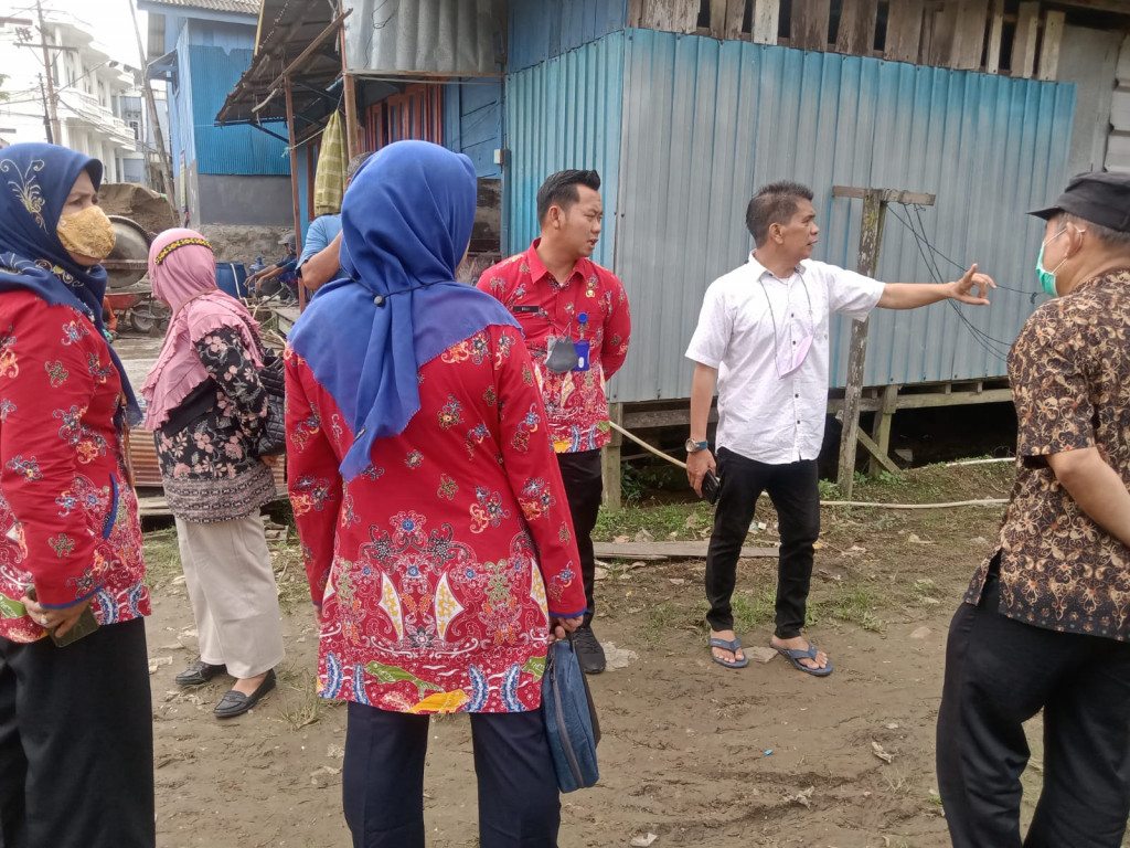 Monitoring Tim Koordinasi Kecamatan Samarinda Seberang bersama Tim Pendamping Probebaya di kegiatan  Sub Bidang Sarana dan Prasarana Program Pembangunan dan Pemberdayaan Masyarakat Kelurahan Mangkupalas