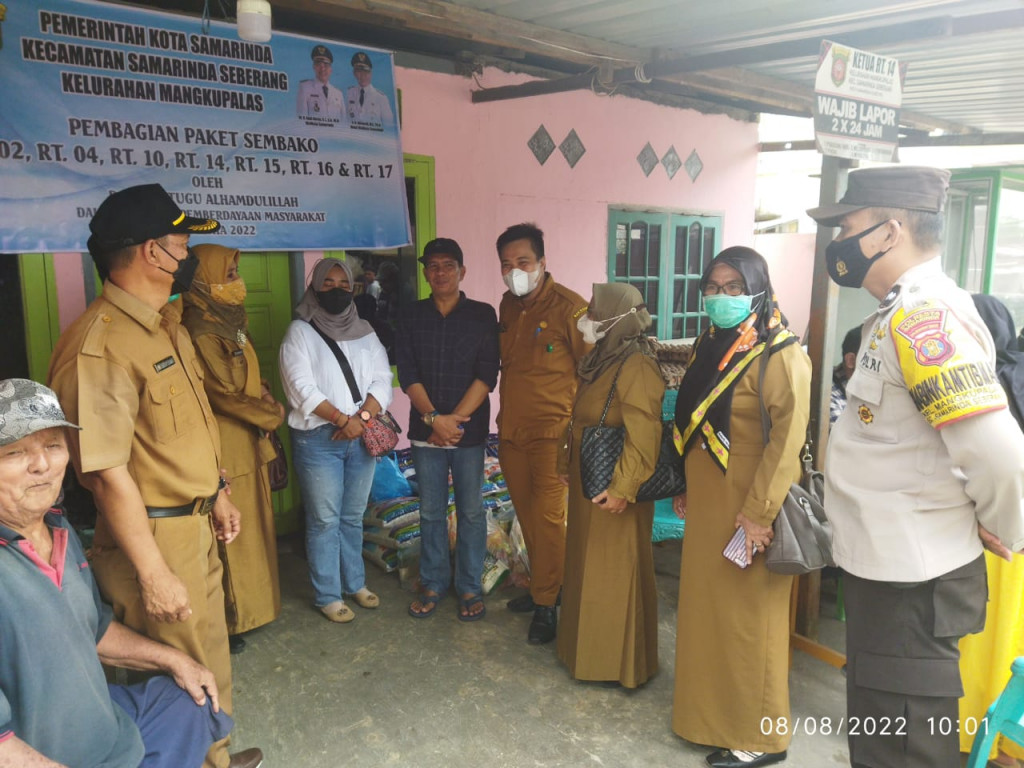 Penyerahan Bantuan Perlengkapan Sekolah dan Bantuan Pokok Harian dari Perwakilan Kecamatan Samarinda Seberang dari Sub Bidang Pemberdayaan POKMAS Tugu Alhamdulillahi