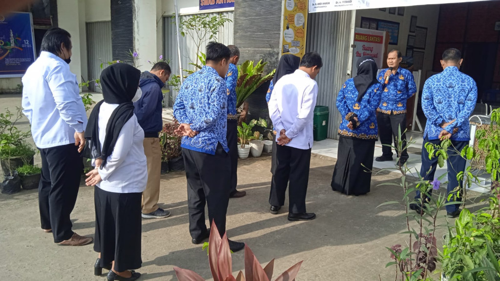 Melaksanakan Apel Pagi di halaman Kantor Kelurahan Mangkupalas
