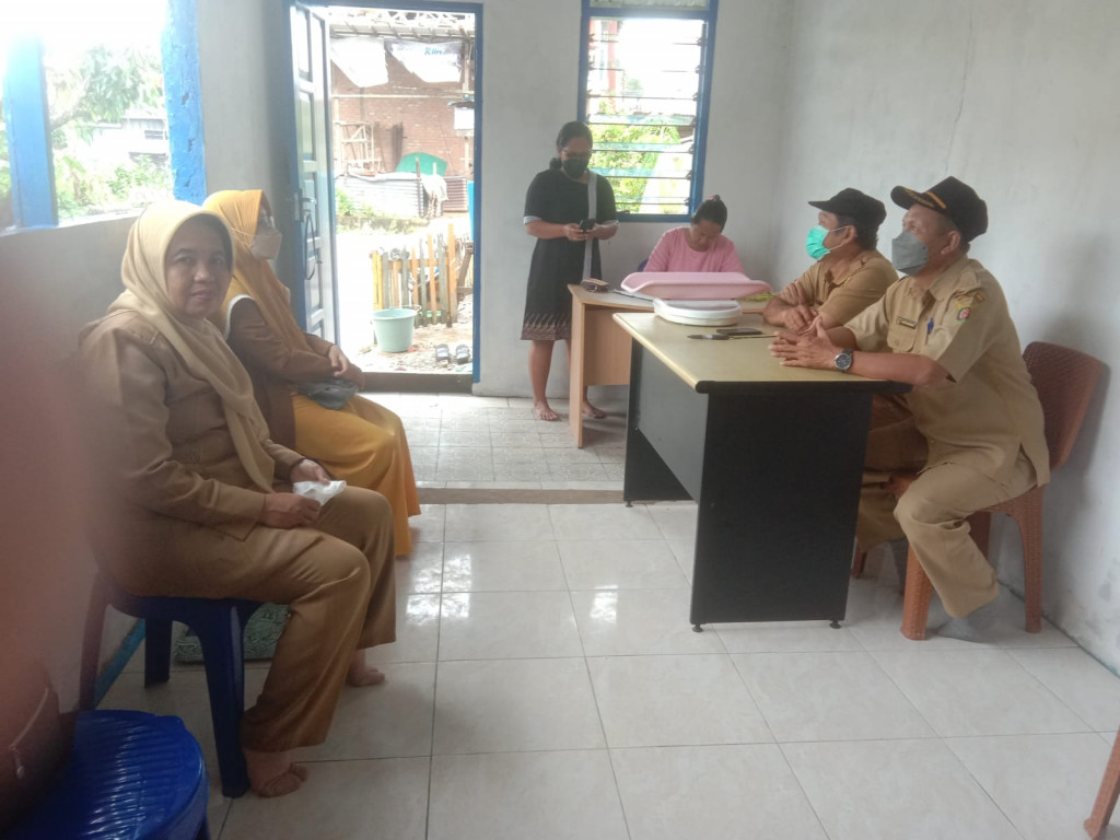 Kunjungan Lurah dan Staf Kelurahan Mangkupalas di Kegiatan Penimbangan dan Pengukuran Bayi dan Balita di Posyandu Baung RT.19