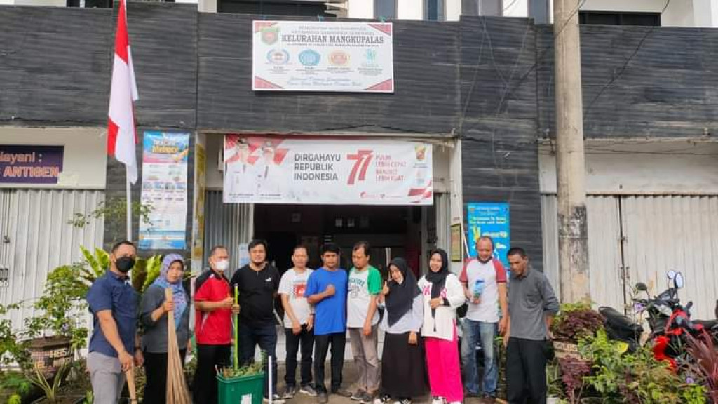 Jumat Bersih di Lingkungan Kantor Kelurahan Mangkupalas