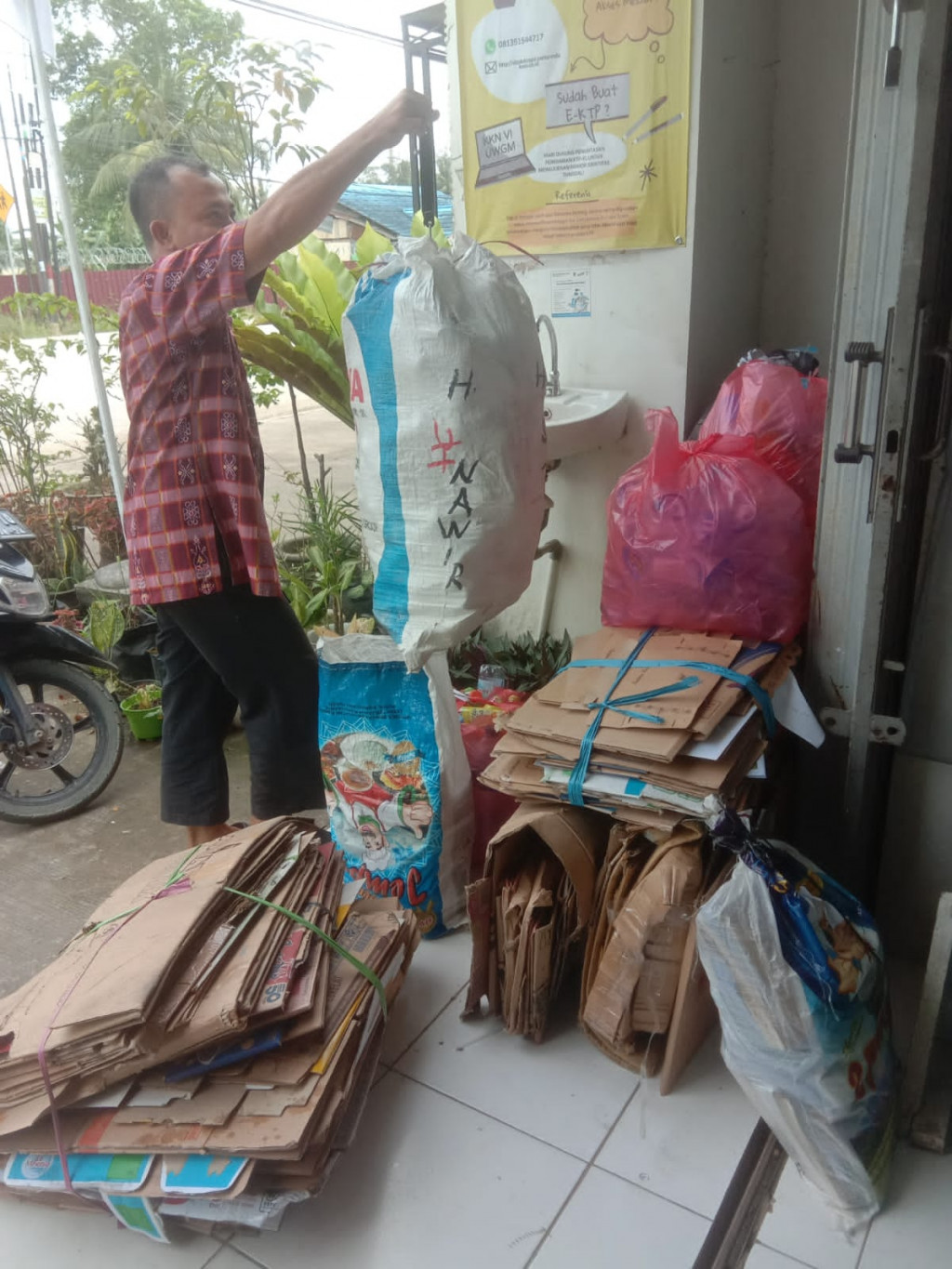 Kegiatan Pemilahan dan Penimbangan Sampah Bernilai di Bank Sampah Mangkupalas