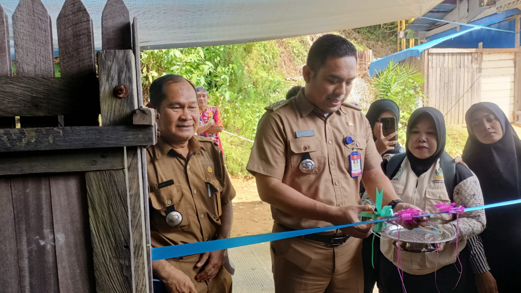 Bersama Lurah Mangkupalas Bpk.MUHAMMAD NOOR,S.SOs & Camat Samarinda Seberang Bpk.ADITYA KOESPRAYOGI ,S.STP Dalam Acara Peresmian sekaligus Pembukaan E-WARUNG KUBE AMANAH AMALIA