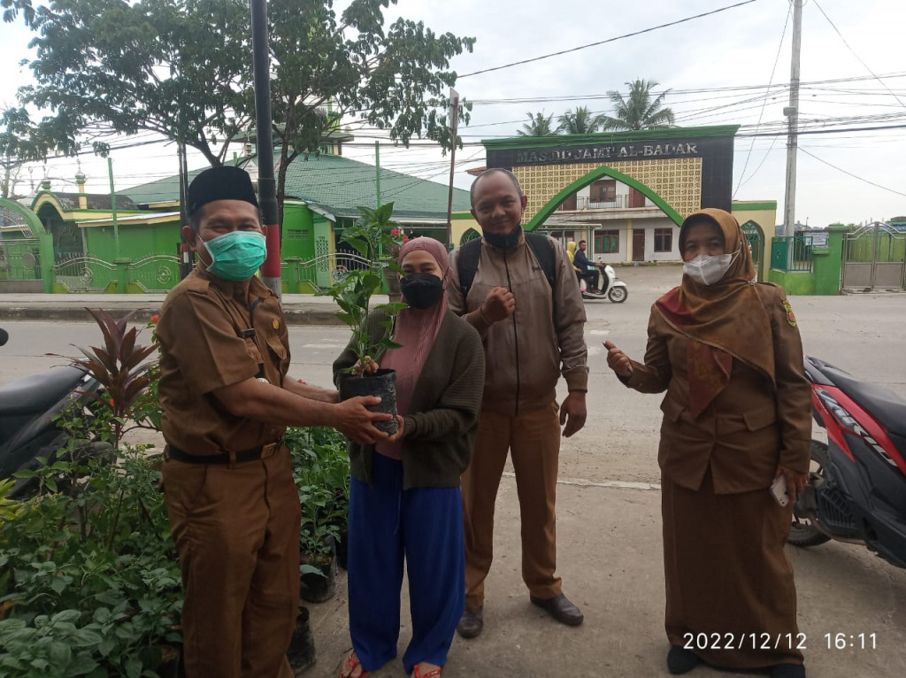 Lurah Mangkupalas Bpk.MUHAMMAD NOOR,S.SOs menyerahkan bantuan dari Dinas Pertanian, Kepada tim penggerak PKK untuk Mengatasi Dampak Inflasi