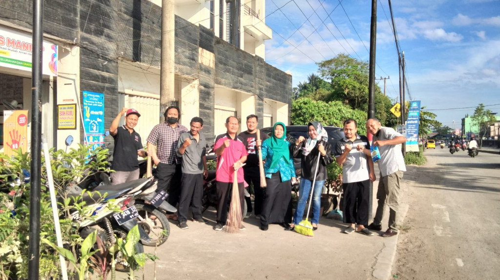 Kegiatan Jum'at Bersih di Lingkungan Kantor Kelurahan Mangkupalas - Kegiatan rutin Setiap Hari Jum'at