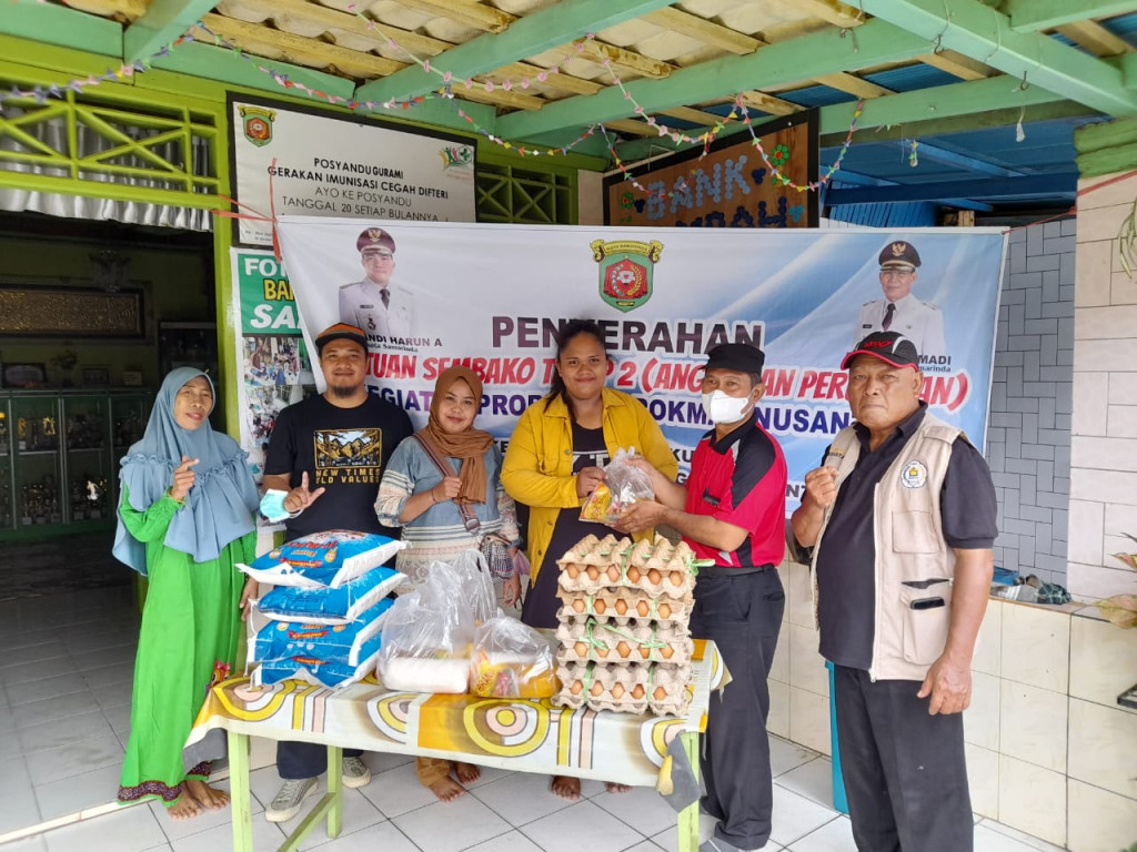 Giat Probebaya Tahap-2  Lurah Mangkupalas Bpk.MUHAMMAD NOOR,S.SOs menghadiri penyerahan bantuan sembako pada hari jumat,16 desember 2022 oleh pokmas nusantara di Rt.13,rt,05,rt,06,rt,03,rt.01, rt.09,rt.11,rt.12
