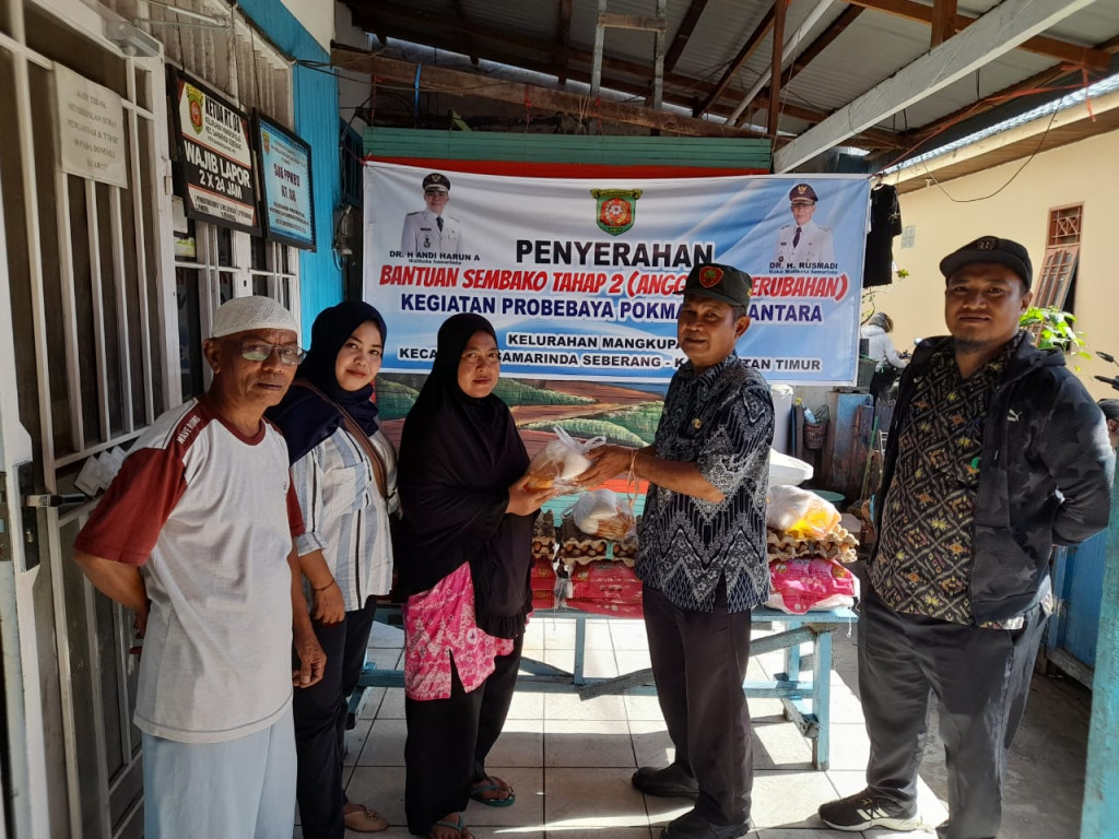 Penyerahan Bantuan Sembako Kepada Warga RT.08 dan RT.19 Kelurahan Mangkupalas