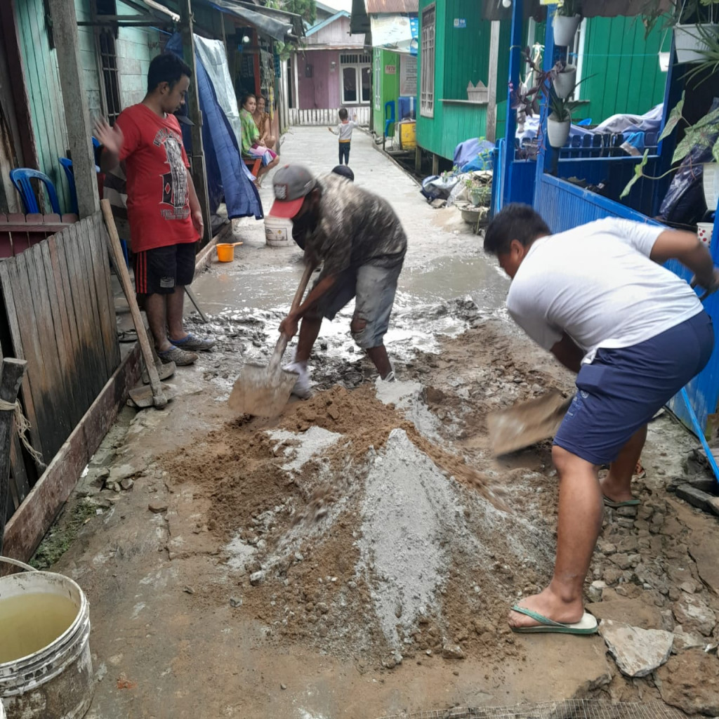 Monitoring Kegiatan Pelaksanaan Probebaya Bidang Sarana Prasarana Jalan Lingkungan  Gangdi RT.01