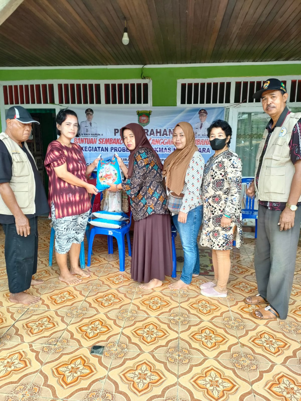 Penyerahan Secara Simbolis Bantuan Sembako kepada warga RT.07 dan warga RT.18