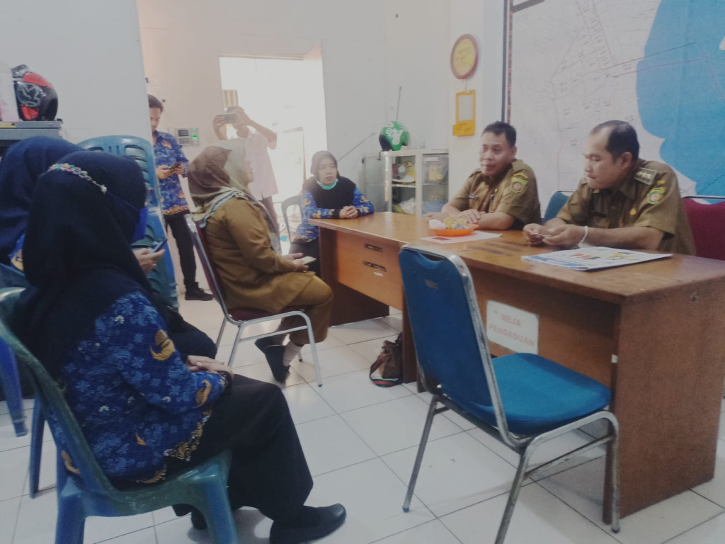 Lurah Mangkupalas Bpk.Muhammad Noor,S.Sos Menyambut Kedatangan Sekretaris Camat Samarinda Seberang Bpk.Sujono,M.Si Beserta Rombongan di Kantor Kel.Mangkupalas