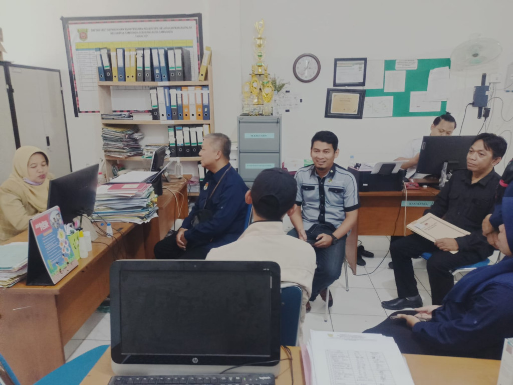 Sekertaris Lurah Mangkupalas, Ibu SRI PUJI RAHAYU,SH Menerima Kunjungan dari KPU kota samarinda, Terkait Kegiatan Monitoring Persiapan untuk Perpanjangan Pendaftaran Anggota