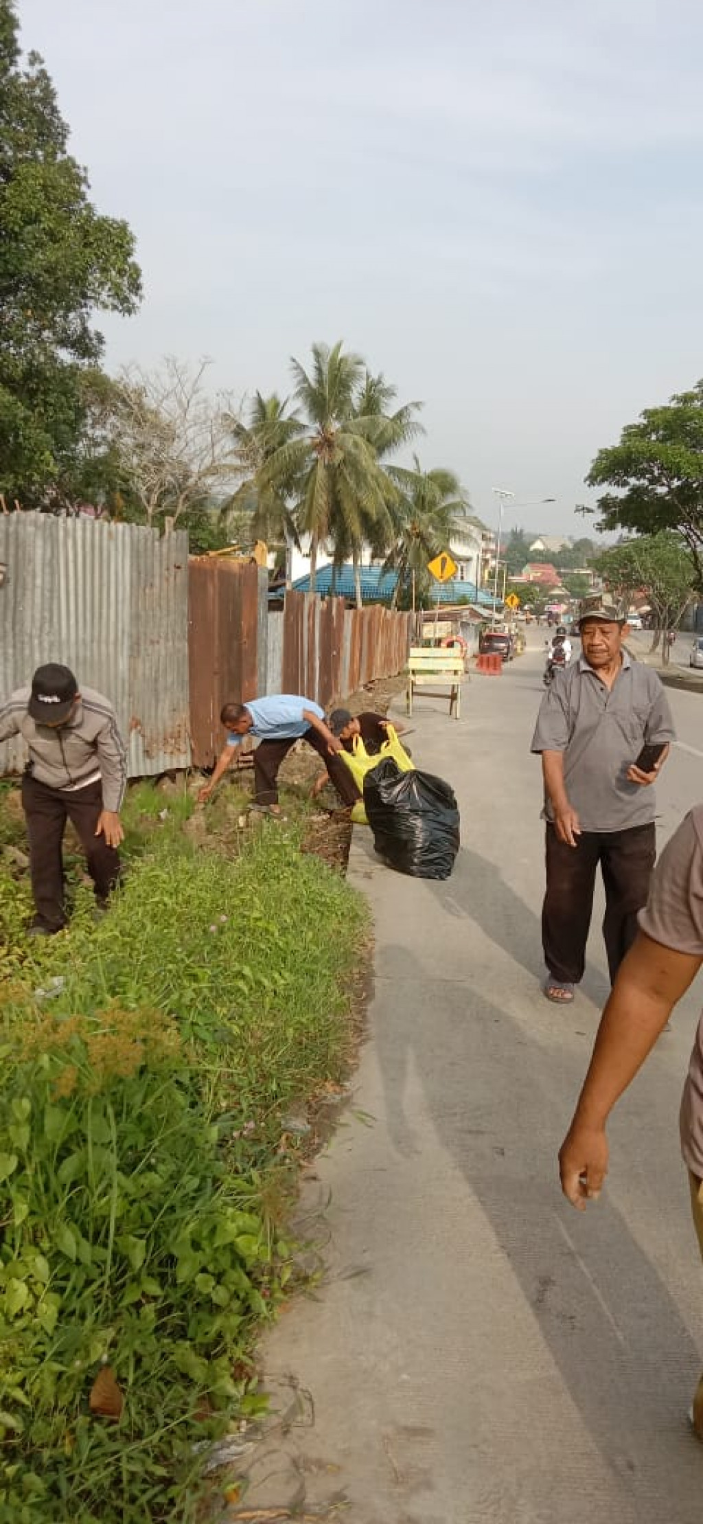 Minggu,15 Januari 2023 Gotong royong sekitar Teluk Bajau Jl Ampera RT.17