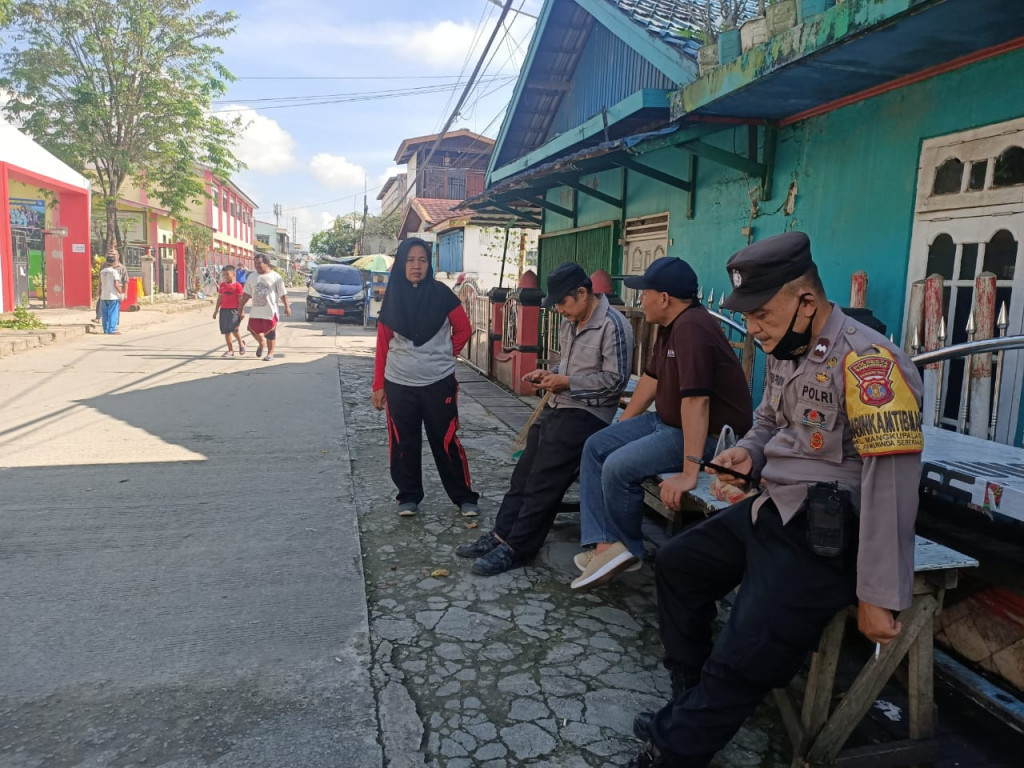 Kerja bakti di lingkungan RT.02 Kelurahan Mangkupalas