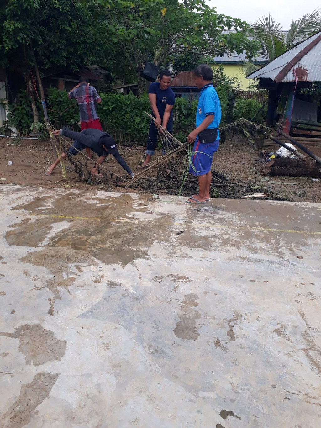 Kerja bakti di lingkungan RT.13 Jalan Manunggal 2 Kelurahan Mangkupalas