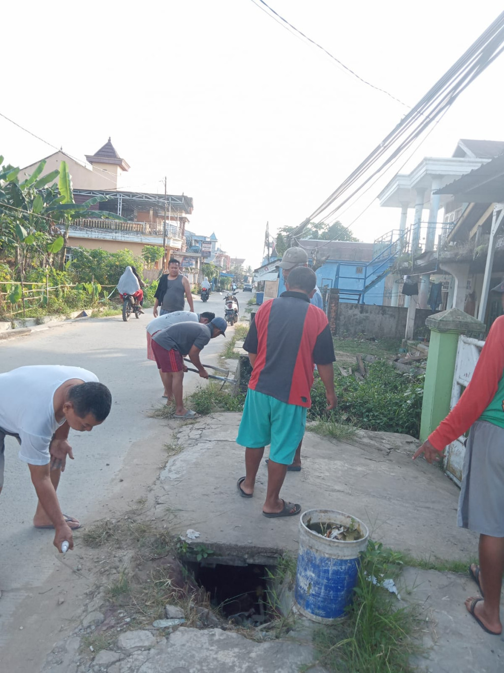 Kerja bakti di Jalan SMPN 8 wilayah RT.08