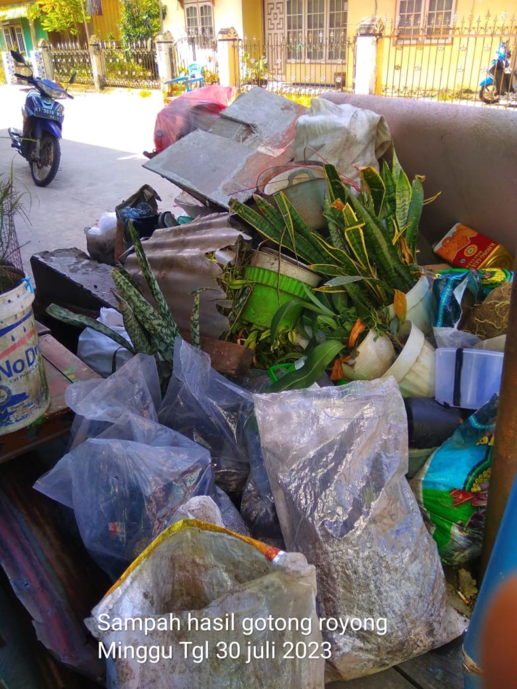Kerja bakti di Jalan Tanjung Jone RT.06