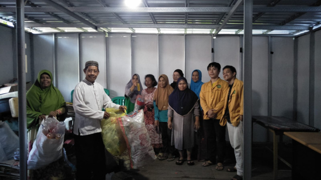 Penyuluhan Pengelolaan Sampah dan Pemilhan serta Penimbangan Sampah Bernilai di dasawisma RT.17
