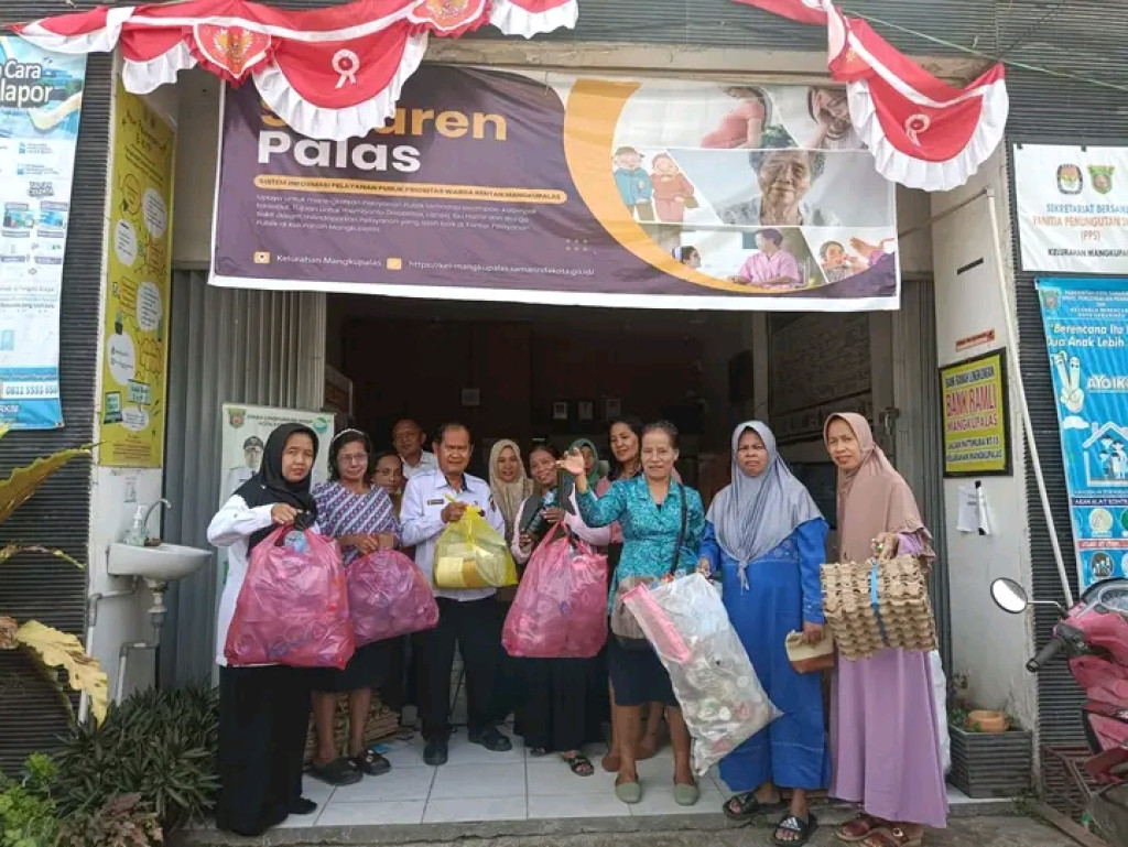 Giat rutin penimbangan sampah diBank sampah mangkupalas