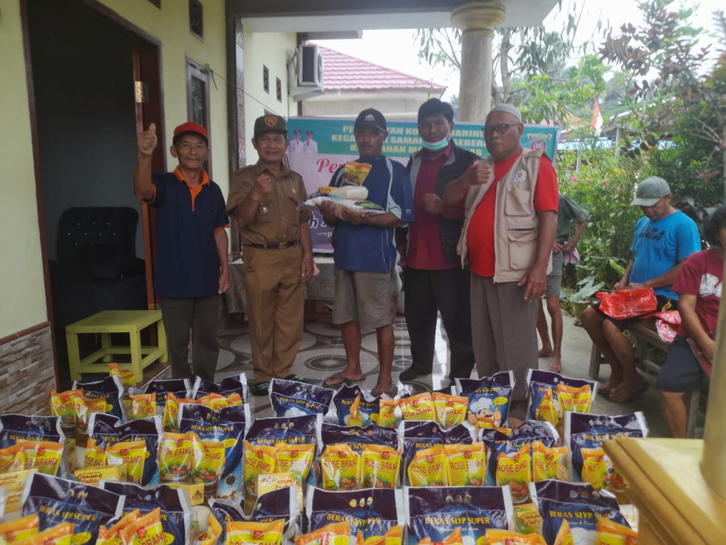 Penyerahan sembako dilingkungan RT 03,05,06,12 & RT 19