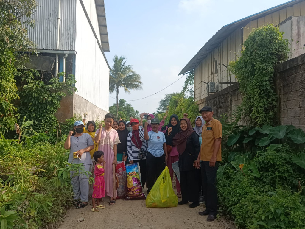 Giat gotong royong warga RT 16