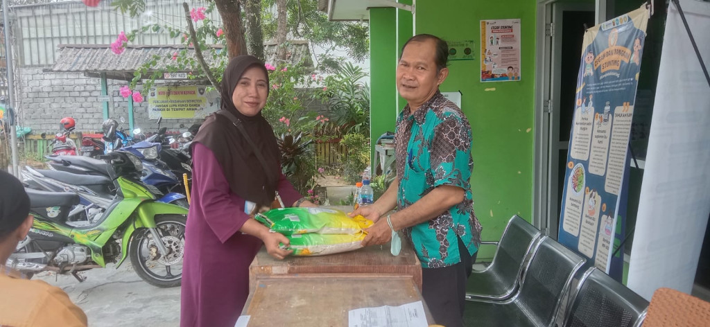 Kegiatan penjualan beras murah di Kelurahan