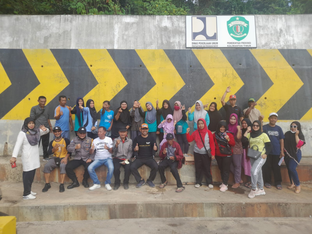 Kegiatan gotong royong Bersama di Lingkungan RT 16 & RT 17