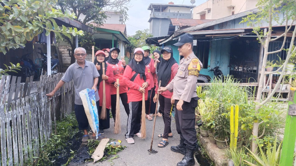 Giat gotong royong RT 8