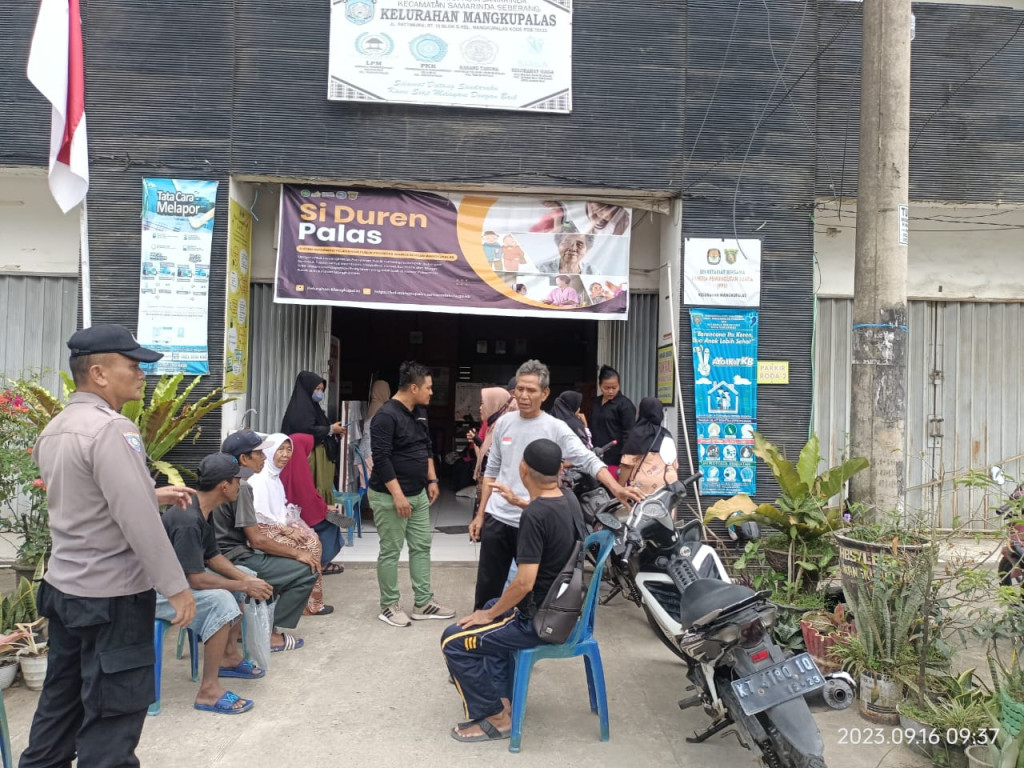 Membagikan Cadangan Beras Pemerintah tahap 4 di Kantor Lurah Mangkupalas