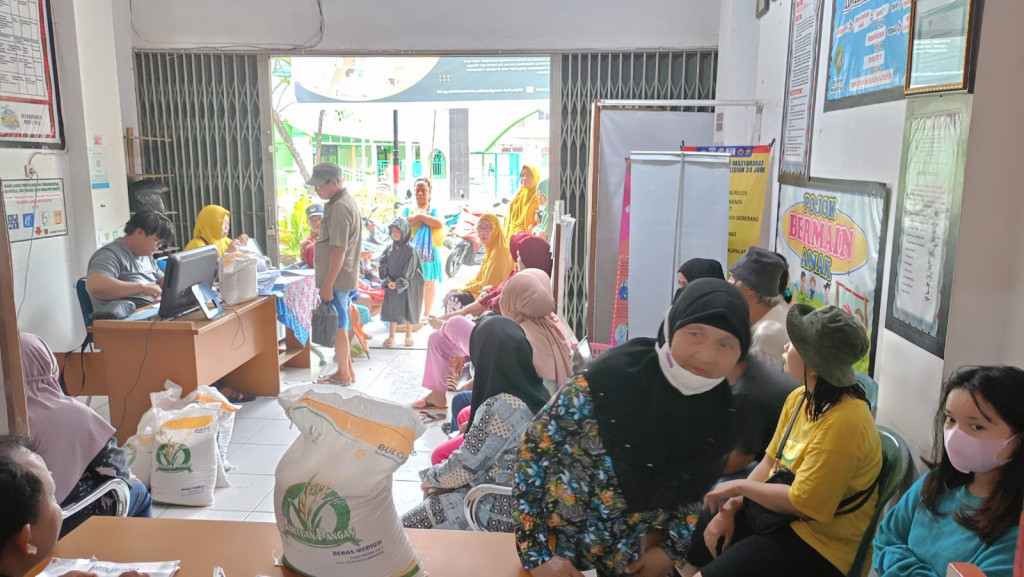 Membagikan Cadangan Beras Pemerintah tahap 4 di Kantor Lurah Mangkupalas