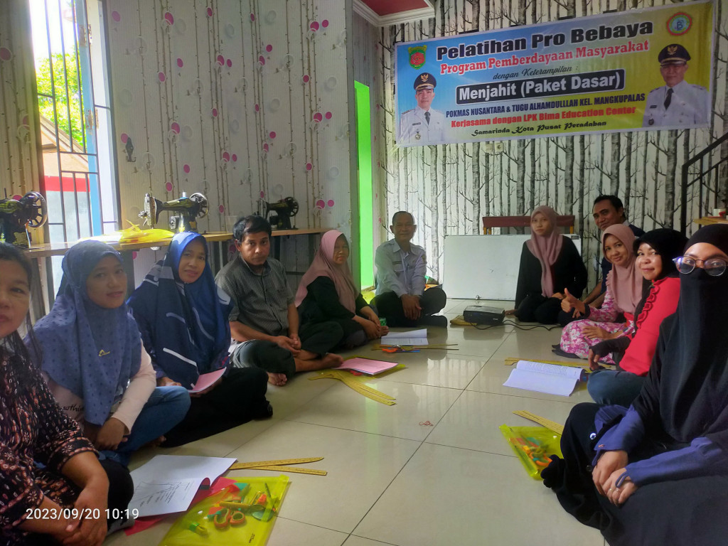 Pembukaan pelatihan Menjahit Program Pemberdayaan Masyarakat