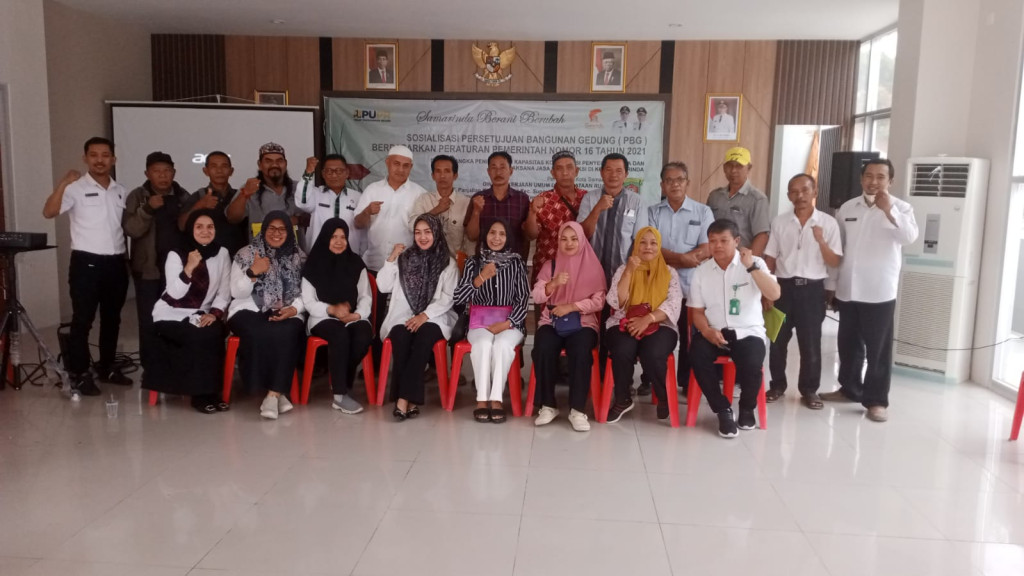 Rapat Sosialisasi Persetujuan Bangunan gedung yg dihadiri oleh Ketua LPM, RT 4,6 dan RT 10.