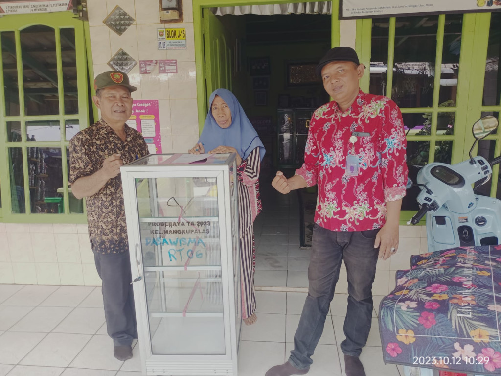 Penyerahan Sapras  Posyandu RT 06