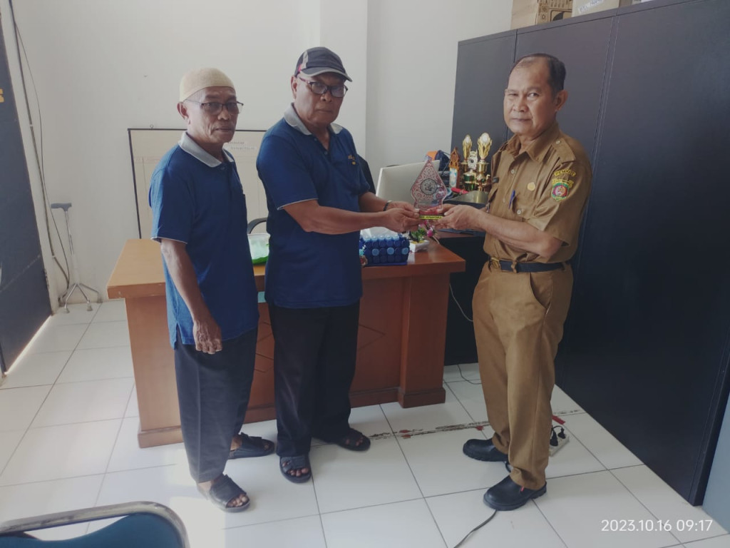 Penyerahan Plakat Probebaya Pokmas Nusantara kepada lurah Beserta team Kelurahan Mangkupalas terkait kegiatan Probebaya Sukses 2023